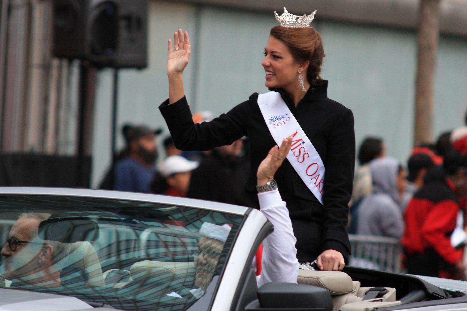 2010_comcast_holiday_parade_076.jpg